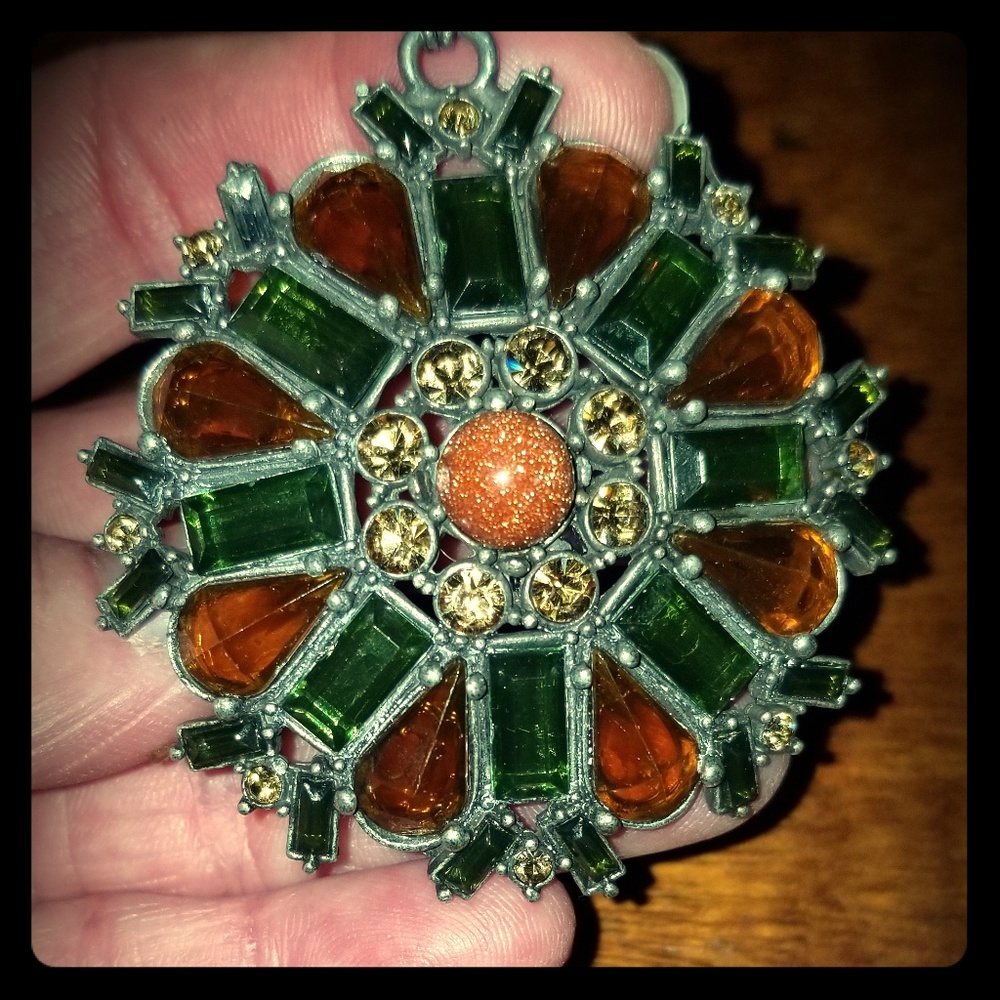 *NFT* Vintage medallion necklace see last picture
